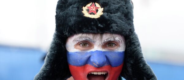 Un supporter russe en chapka - Sputnik Afrique