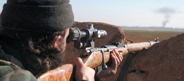 A militant fighter aims a sniper rifle during during fighting in Tal Tamr, Hassakeh province, Syria - Sputnik Afrique