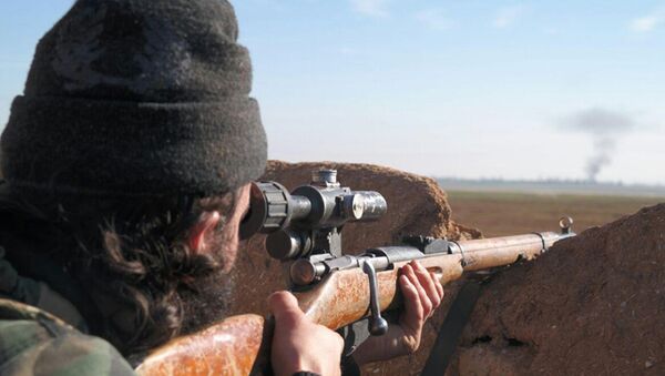 A militant fighter aims a sniper rifle during during fighting in Tal Tamr, Hassakeh province, Syria - Sputnik Afrique