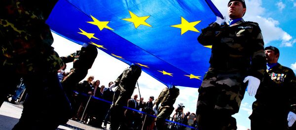 Soldiers carrying the EU flag - Sputnik Afrique