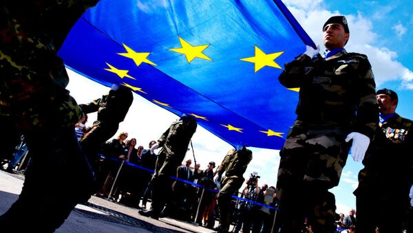 Soldiers carrying the EU flag - Sputnik Afrique