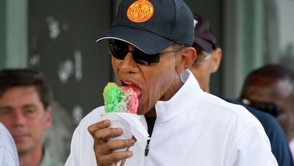 President Barack Obama eats shave ice during the Obama family's December 2014 vacation in Hawaii. - Sputnik Afrique