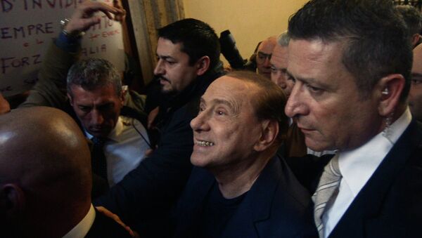 Silvio Berlusconi (C) surrounded by bodyguards, smiles as he arrives at his home in downtown Rome on March 11, 2015. - Sputnik Afrique