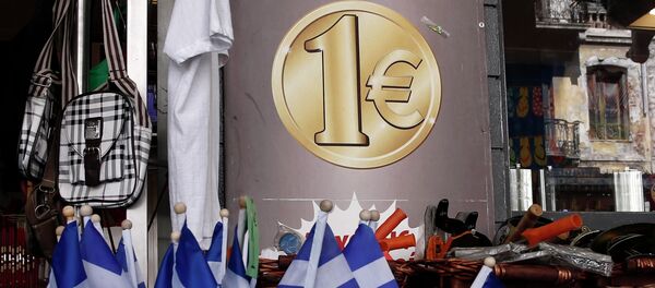 Greek national flags are displayed for sale at the entrance of a one Euro shop in Athens March 2, 2015. - Sputnik Afrique
