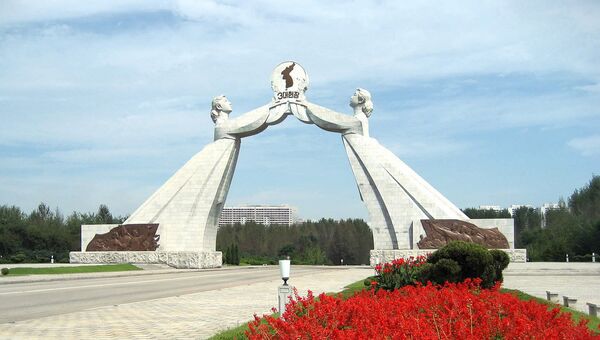 The Reunification Arch outside Pyongyang on the main highway to Sariwon, Democratic People's Republic of Korea. - Sputnik Afrique