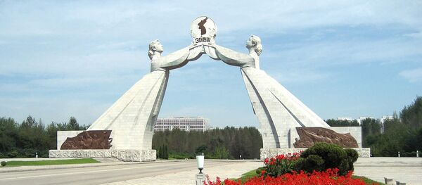 The Reunification Arch outside Pyongyang on the main highway to Sariwon, Democratic People's Republic of Korea. - Sputnik Afrique