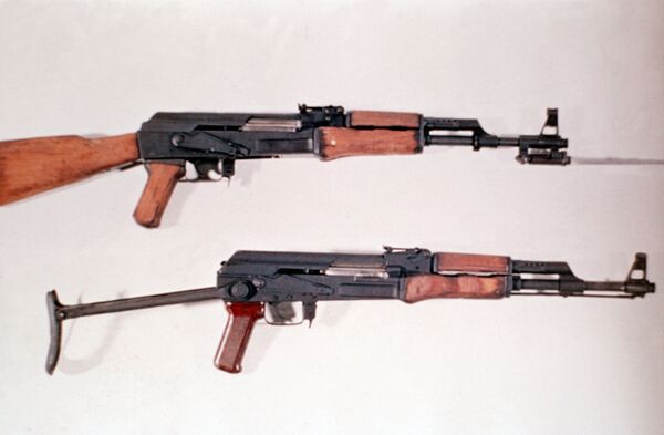 Type 56 (en haut) & AK-47S (en bas) - Sputnik Afrique