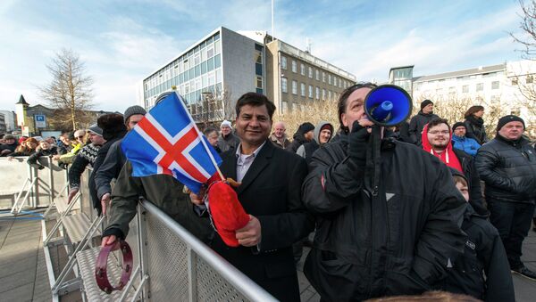 Thousands of protesters gather in front of teh Parliament in the Icelandic capital Reykjavik on February 24, 2014 - Sputnik Afrique