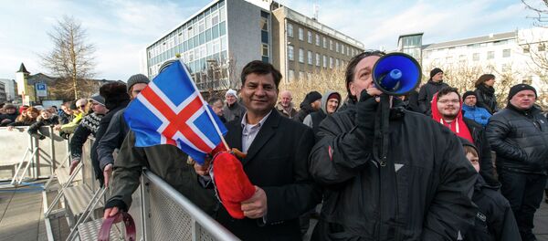 Thousands of protesters gather in front of teh Parliament in the Icelandic capital Reykjavik on February 24, 2014 Thousands of protesters gather in front of teh Parliament in the Icelandic capital Reykjavik on February 24, 2014 - Sputnik Afrique