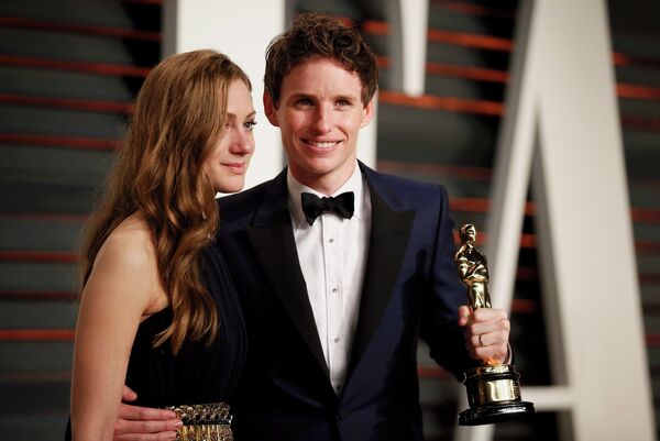 Eddie Redmayne avec son épouse Hannah Bagshawe lors de la 87e cérémonie des Oscars à Hollywood, le 22 février 2015. Eddie Redmayne avec son épouse Hannah Bagshawe lors de la 87e cérémonie des Oscars à Hollywood, le 22 février 2015. - Sputnik Afrique