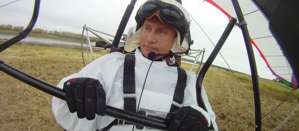 Russian President Vladimir Putin (right) takes part in a scientific experiment as part of the Flight of Hope Russian President Vladimir Putin (right) takes part in a scientific experiment as part of the Flight of Hope - Sputnik Afrique