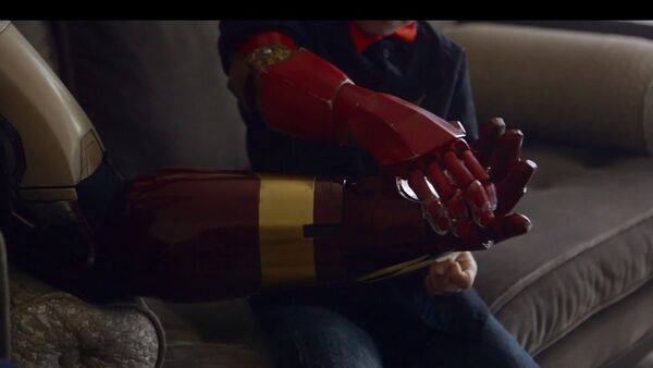 Iron Man apporte une prothèse bionique à un garçon handicapé ? - Sputnik Afrique