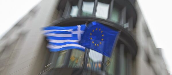 A Greek national flag (L) and a European Union flag flutter outside the Greek embassy in Brussels February 19, 2015. - Sputnik Afrique