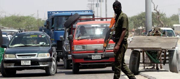 Un membre des forces de sécurité somaliennes patrouille dans les rues de la capitale Mogadiscio - Sputnik Afrique