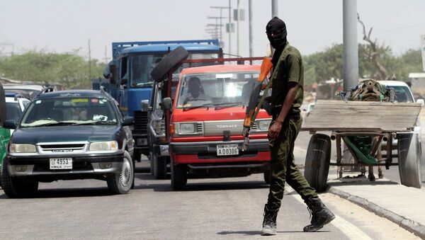 Un membre des forces de sécurité somaliennes patrouille dans les rues de la capitale Mogadiscio - Sputnik Afrique