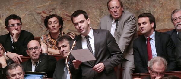 French MP of the Isere department, Olivier Vran (C), answers a question during the weekly session of questions to the government at the National Assembly on October 24, 2012 in Paris. - Sputnik Afrique