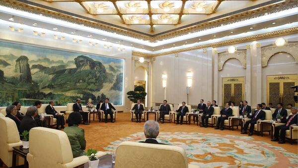 Chinese President Xi Jinping meets with guests of the Asian Infrastructure Investment Bank at the Great Hall of the People in Beijing on October 24, 2014 - Sputnik Afrique