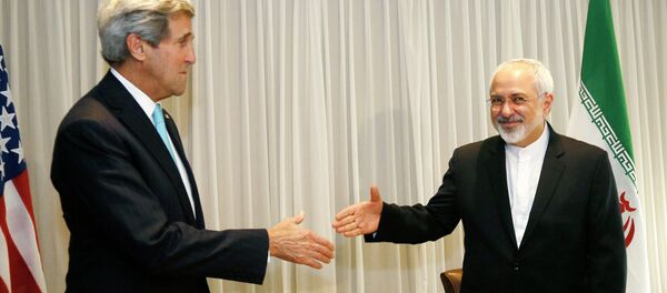 Iranian Foreign Minister Mohammad Javad Zarif shakes hands on January 14, 2015 with US State Secretary John Kerry in Geneva Iranian Foreign Minister Mohammad Javad Zarif shakes hands on January 14, 2015 with US State Secretary John Kerry in Geneva - Sputnik Afrique