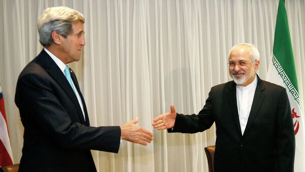 Iranian Foreign Minister Mohammad Javad Zarif shakes hands on January 14, 2015 with US State Secretary John Kerry in Geneva - Sputnik Afrique