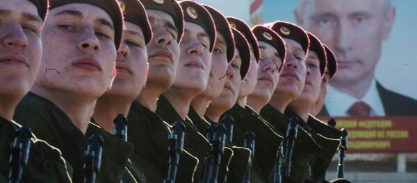 Военнослужащие Отдельной дивизии оперативного назначения им. Дзержинского внутренних войск МВД России во время тренировки к Параду Победы в честь 70-летия Победы в Великой Отечественной войне. Военнослужащие Отдельной дивизии оперативного назначения им. Дзержинского внутренних войск МВД России во время тренировки к Параду Победы в честь 70-летия Победы в Великой Отечественной войне. - Sputnik Afrique