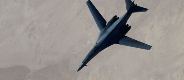 B-1B Lancer disengages from a KC-135 Stratotanker after refueling after airstrikes on Islamic State jihadists in Syria - Sputnik Afrique