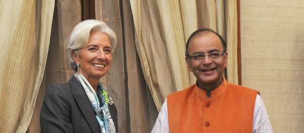 International Monetary Fund (IMF) Managing Director Christine Lagarde (L) shakes hands with India's Finance Minister Arun Jaitley during their meeting in New Delhi in this March 16, 2015 handout photo by India's Press Information Bureau. - Sputnik Afrique