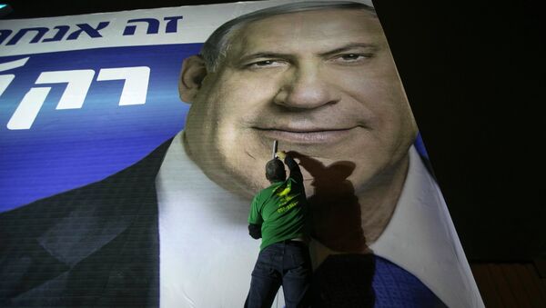 A worker installs a campaign poster of Israel's Prime Minister Benjamin Netanyahu on a billboard in Tel Aviv March 10, 2015 - Sputnik Afrique