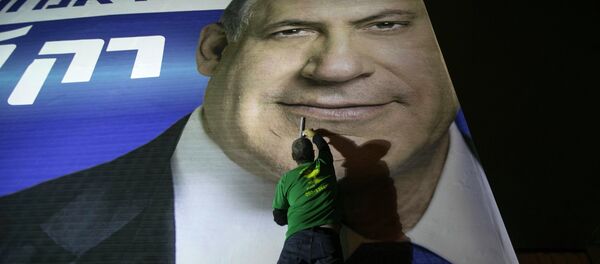 A worker installs a campaign poster of Israel's Prime Minister Benjamin Netanyahu on a billboard in Tel Aviv March 10, 2015 - Sputnik Afrique