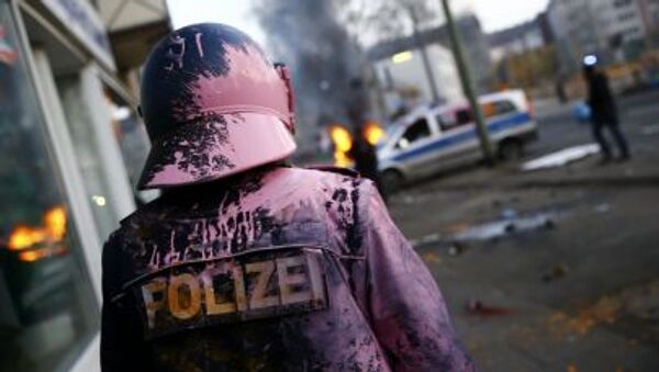 Немецкий полицейский, обстреленный краской протестующими во Франкфурте - Sputnik Afrique
