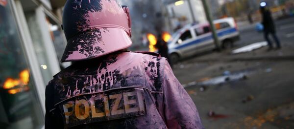 Немецкий полицейский, обстреленный краской протестующими во Франкфурте - Sputnik Afrique