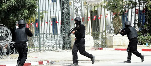 Tunisian security forces secure the area after gunmen attacked Tunis' famed Bardo Museum on March 18, 2015 - Sputnik Afrique