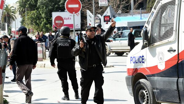 Tunisian security forces secure the area after gunmen attacked Tunis' famed Bardo Museum on March 18, 2015 - Sputnik Afrique
