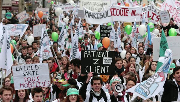 Medical workers, medical students, hospital interns, nurses and doctors protest protest against the new public healthcare bill by the French Health minister on March 15, 2015 in Paris. - Sputnik Afrique