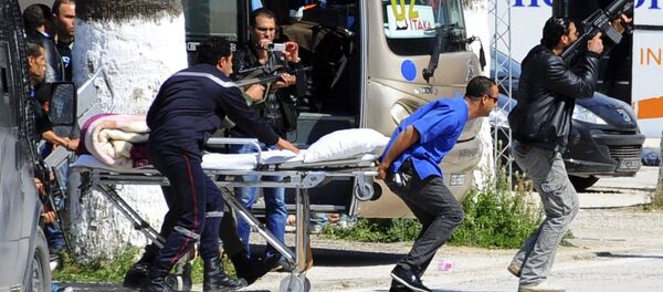 Эвакуация туристов вследствие нападения на музей в Тунисе - Sputnik Afrique