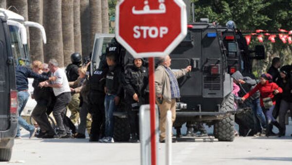 L'évacuation des touristes du lieu de l'attentat en Tunisie - Sputnik Afrique