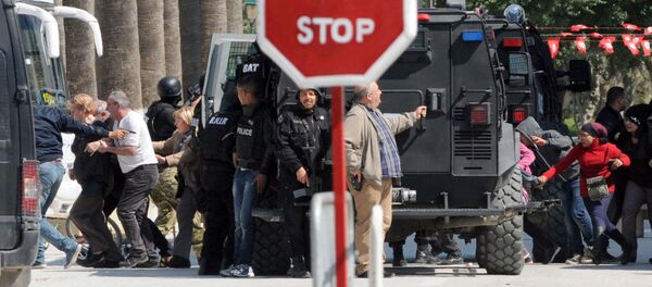 Эвакуация туристов с места теракта в Тунисе - Sputnik Afrique