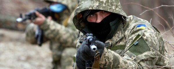Newly mobilized Ukrainian paratroopers aim a weapon during a military drill near Zhytomyr March 6, 2015 Newly mobilized Ukrainian paratroopers aim a weapon during a military drill near Zhytomyr March 6, 2015 - Sputnik Afrique