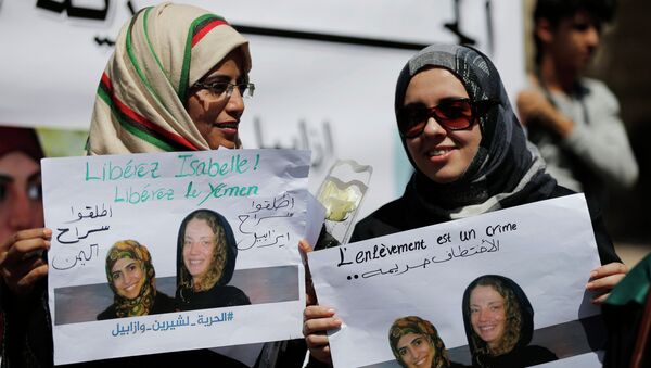 Women hold posters of Frenchwoman, Isabelle Prime (R) and her Yemeni translator Shereen Makawi during a protest to demand their release in Sanaa March 9, 2015. - Sputnik Afrique