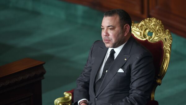 Moroccan King Mohammed VI listens during a session at Tunisia's Constituent Assembly on May 31, 2014 in Tunis. - Sputnik Afrique