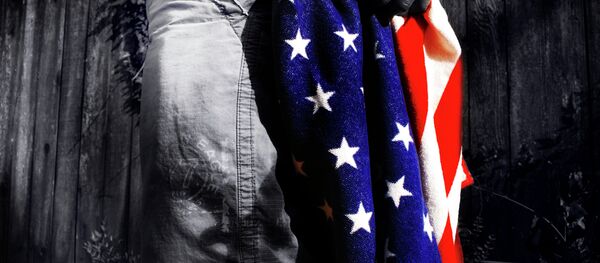 Человек с американским флагом - Sputnik Afrique