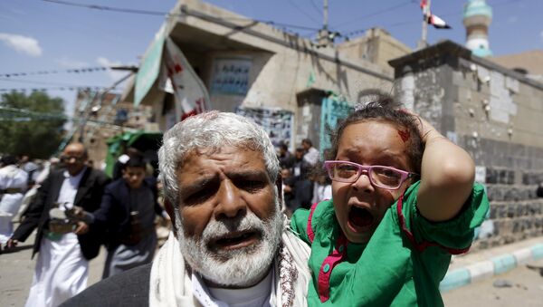 An injured girl reacts as she is carried by a man out of a mosque which was attacked by a suicide bomber in Sanaa March 20, 2015. - Sputnik Afrique
