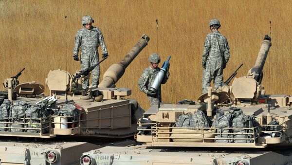 Soldats qui conduisent le char Abrams - Sputnik Afrique