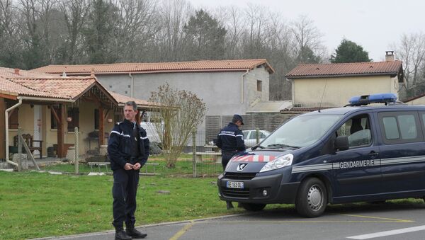French police officers stand outside the house where the bodies of five babies were discovered in Louchats in southwestern France on March 20, 2015. - Sputnik Afrique