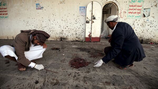 Crime scene investigators work after a suicide bomb attack at a mosque in Sanaa March 20, 2015 - Sputnik Afrique