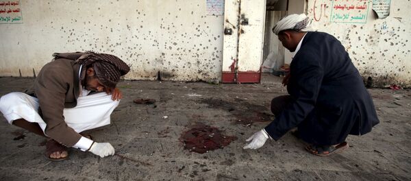 Crime scene investigators work after a suicide bomb attack at a mosque in Sanaa March 20, 2015 - Sputnik Afrique
