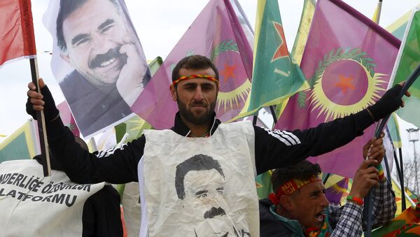 People wave Kurdish flags during a gathering celebrating Newroz, which marks the arrival of spring and the new year, in Diyarbakir March 21, 2015.  - Sputnik Afrique