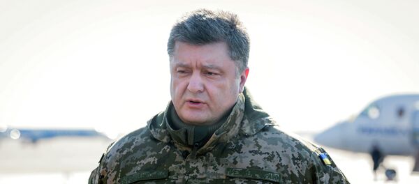 Президент Украины П.Порошенко перед вылетом в зону силовой операции - Sputnik Afrique