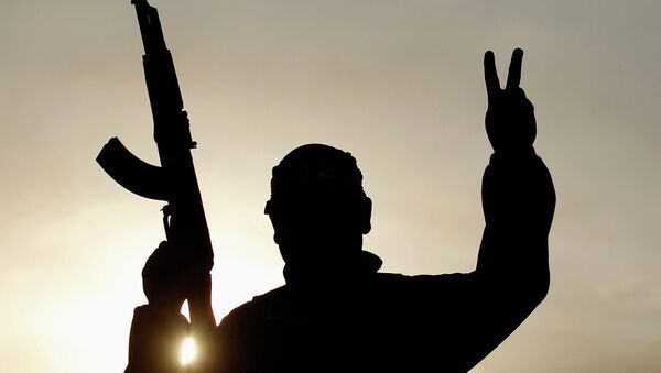 A Shi'ite fighter gestures in Tal Ksaiba, near the town of al-Alam March 7, 2015 - Sputnik Afrique