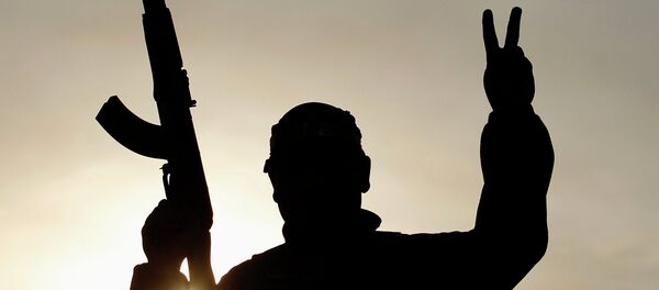A Shi'ite fighter gestures in Tal Ksaiba, near the town of al-Alam March 7, 2015 A Shi'ite fighter gestures in Tal Ksaiba, near the town of al-Alam March 7, 2015 - Sputnik Afrique