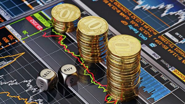 Стопки десятирублевых монет на экране с биржевыми графиками - Sputnik Afrique
